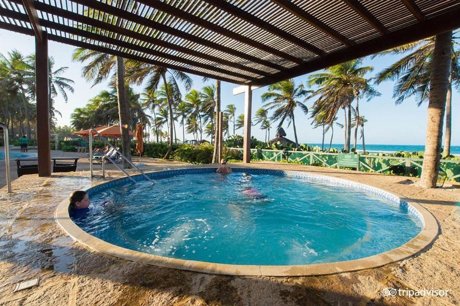 Apartamento Resort Ao Lado Do Parque Aquatico Porto Das Dunas - Pe Na Areia- Terreo 阿奎拉兹 外观 照片